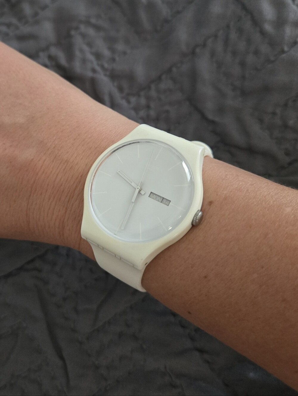 Swatch White Rebel SUOW701 41 mm Vintage Watch Ag 2010 Needs A Battery